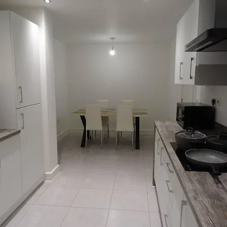Beautiful 4 Bed House In Hotel *