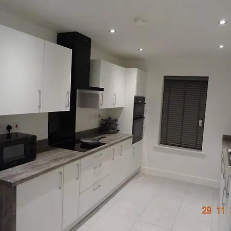 Beautiful 4 Bed House In *