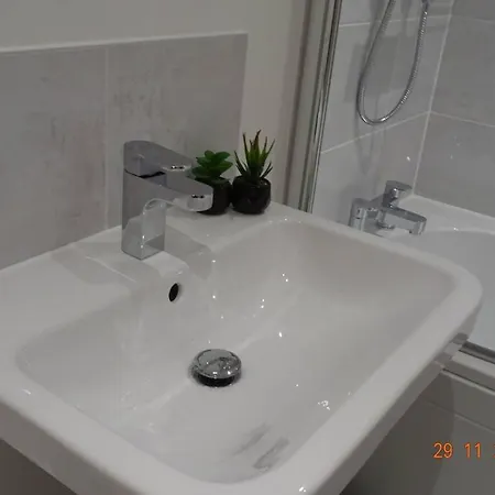 Hotel Beautiful 4 Bed House In Leeds (West Yorkshire)
